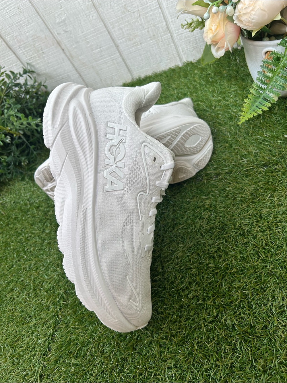 HOKA Clifton 10 EVERYDAY RUNNING Shoes
size women 7.5 White / White gently used - Picture 14 of 16
